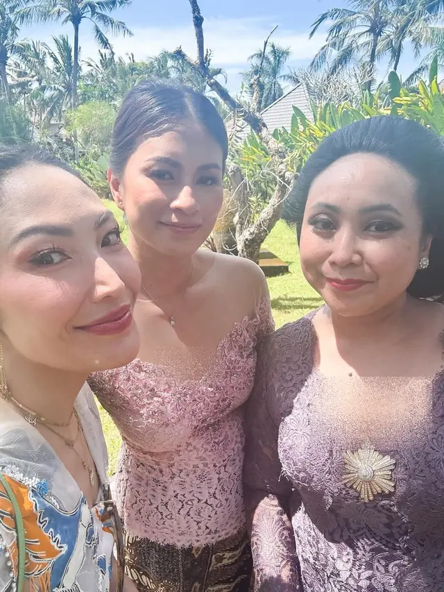 7 Potret Artis di Siraman Luna Maya dan Maxime Bouttier, 'Geng Menteri Ceria' Kompak