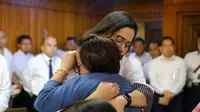 Pelukan Hangat Sri Mulyani untuk Keluarga Korban Lion Air JT 610