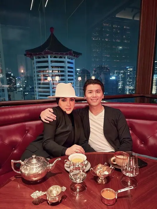 Menikmati makan malam bersama sang suami, Syahrini tampil kece dengan blazer dan turtleneck warna hitam yang berasal dari brand Prada.