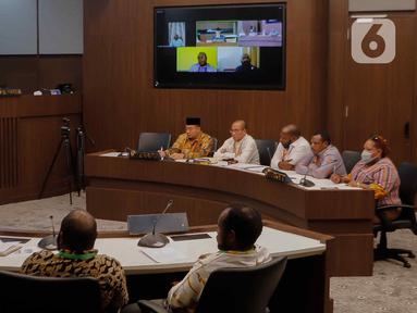 Ketua Komisi Pemilihan Umum (KPU), Hasyim Asy'ari (keempat kiri) saat mengikuti sidang pemeriksaan dugaan pelanggaran Kode Etik Penyelenggara Pemilu (KEPP) dengan pihak pengadu Nus Wakerkwa di Gedung Dewan Kehormatan Penyelenggara Pemilu (DKPP), Jakarta, Jumat (26/4/2024). (Liputan6.com/Herman Zakharia)