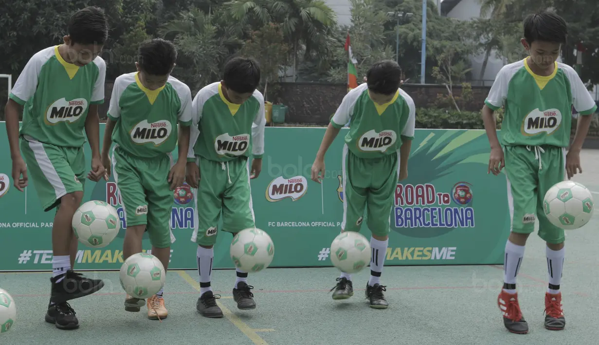 Pesepak bola muda melakukan juggling saat pelepasan oleh Menpora, Imam Nahrawi di kantor Kemenpora, Jakarta, Senin (14/8/2017). Menpora melepas 10 siswa SD untuk berlatih ke Barcelona. (Bola.com/M Iqbal Ichsan)