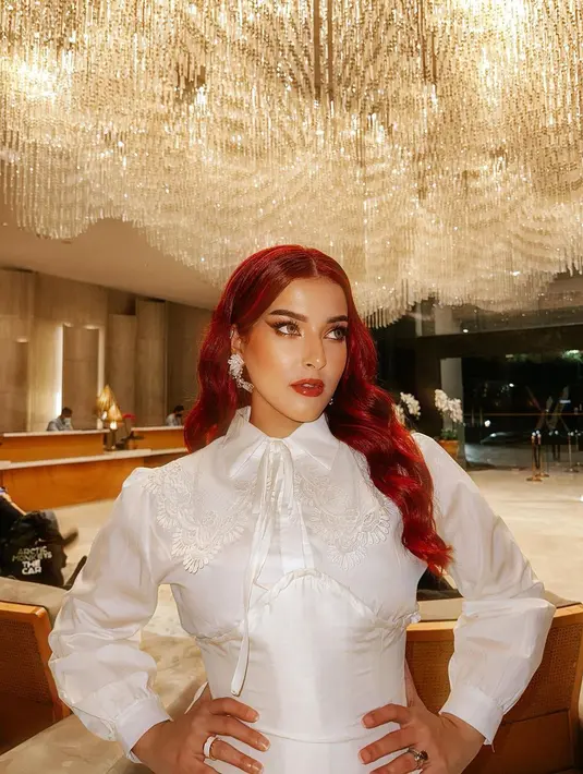 Melengkapi penampilannya, Tasya Farasya mengenakan cincin aksesori mahal dari Bulgari. Adalah Bulgari B.Zero1 seharga Rp36jutaan. [@tasyafarasya]