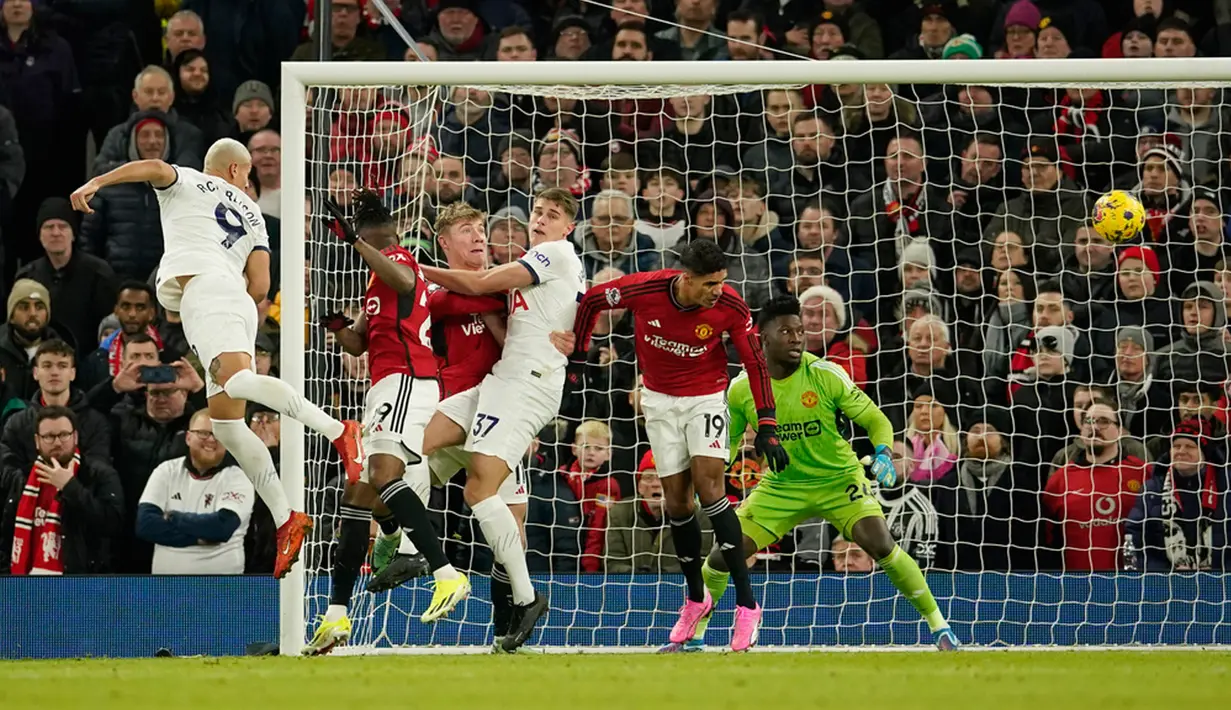MU yang tak mau memetik hasil negatif di depan pendukungnya, kembali lebih gencar menyerang. Hasilnya, menit ke-40, kerja sama dengan Hojlund, Rashford meneruskan dengan sepakan mendatar. (AP Photo/Dave Thompson)