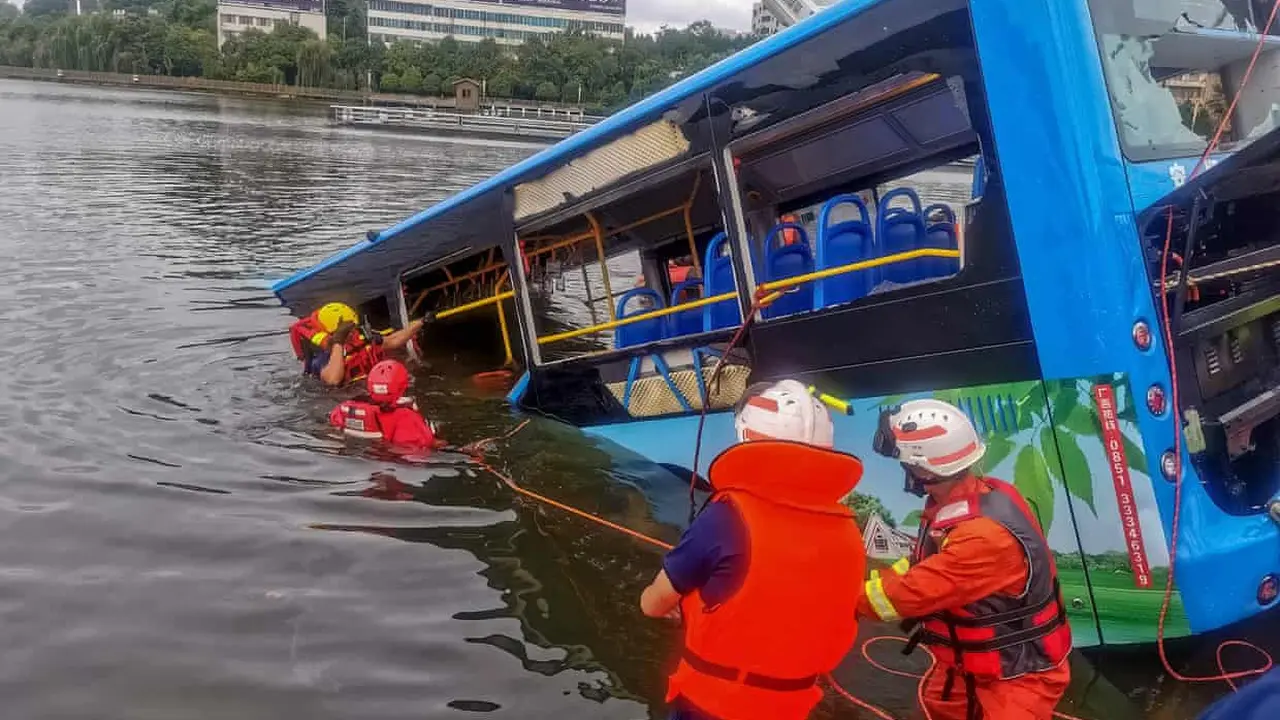 Tim penyelamat bekerja untuk mengangkut bus dari Danau Hongshan di Anshun, China barat daya.