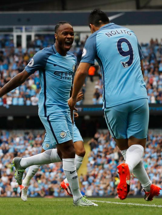 Raheem Sterling melakukan selebrasi bersama Nolito usai mencetak gol kegawang West Ham United di Stadion Etihad, Inggris (28/8). Kedatangan Guardiola mengubah gaya main Sterling serta kemampuannya secara keseluruhan. (Reuters/Darren Staples)