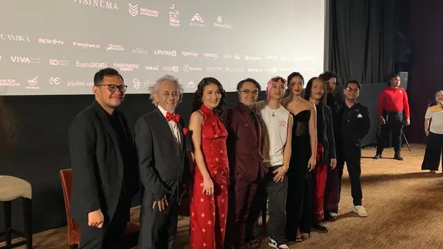 Para pemain dan kru film ‘Selepas Tahlil’ berpose bersama usai konferensi pers di Jakarta pada Minggu, 6 Juli 2025. (Liputan6.com / Siti Naila Adzkhia)