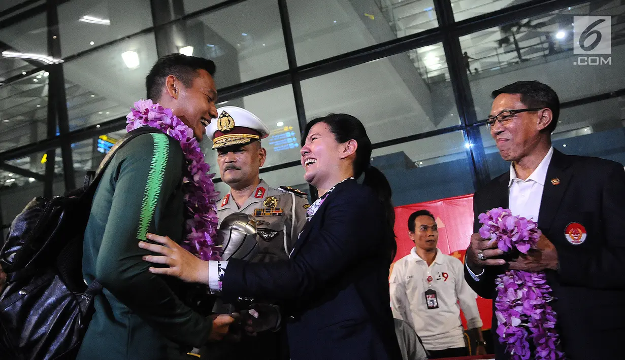 Sekjen PSSI Ratu Tisha Destria memberikan selamat kepada Kapten Pemain Timnas Indonesia U-22 Andy Setyo di Bandara Soekarno Hatta, Tangerang, Rabu (27/2). Timnas tiba di tanah air mendapat sambutan meriah dari suporter. (Liputan6.com/Herman Zakharia)