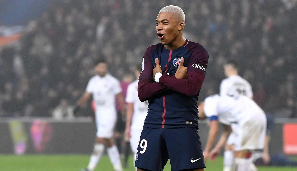 Kylian Mbappe melakukan selebrasi usai mencetak gol ke gawang Caen pada lanjutan pertandingan Ligue 1 di Stadion Raymond-Kopa, di Angers, Prancis (20/12). Sebelumnya rambut MBappe berwarna hitam. (AFP Photo/Franck Fife)