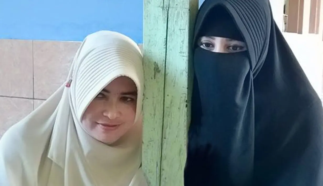 Kedua istri Arifin Ilham ini begitu kompak. Keharmonisan Arifin Ilham dengan dua istri ini juga menuai pujian. Yuni juga terlihat dekat dengan istri keduanya. Bahkan, Yuni juga minta agar tinggal satu atap. (Instagram/kh_m_arifin_ilham)