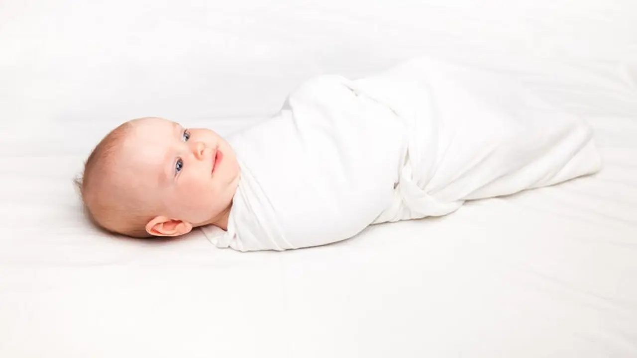 Cara Bedong Bayi yang Aman dan Benar