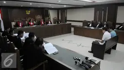JPU menuntut mantan Presdir Agung Podomoro Land Ariesman Widjaya dengan penjara 4 tahun denda 250 juta atau subsider 6 bulan penjara, Pengadilan Tipikor Jakarta Pusat, Rabu (10/8). (Liputan6.com/Helmi Afandi)