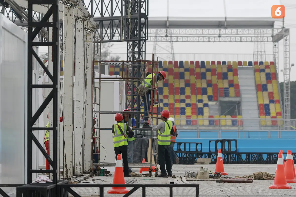 Foto: Melihat Kesibukan Pekerja Jelang Balapan Formula E di Jakarta