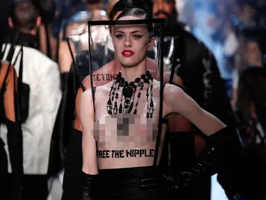 Model berjalan di atas catwalk membawakan busana Haute Couture Fall/Winter 2018/2019 karya desainer asal Prancis, Jean Paul Gaultier di Paris, (4/7). Gaultier menggunakan panggung untuk mendukung kampanye Free The Nipple. (AP Photo/Francois Mori)