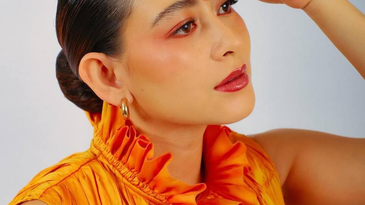 Gaya Sleek Up-Do