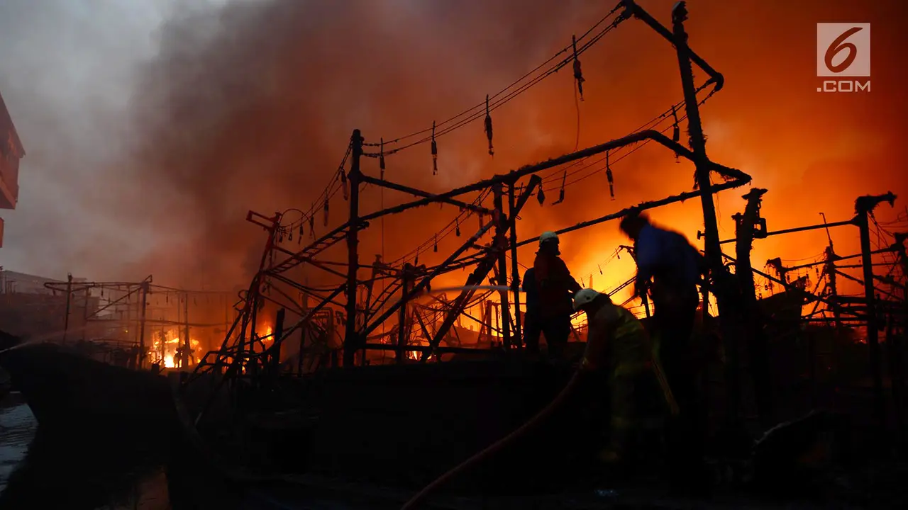 Belasan Kapal Nelayan Terbakar Dilahap Si Jago Merah