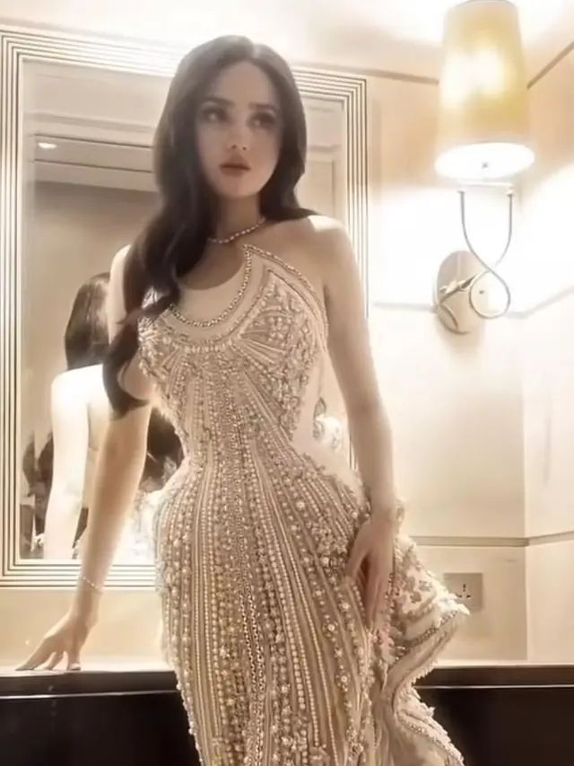 Dari Kebaya ke Couture, Syifa Hadju Tampil Bak Real Princess dalam Gaun Mutiara Tex Saverio di Momen Resepsi