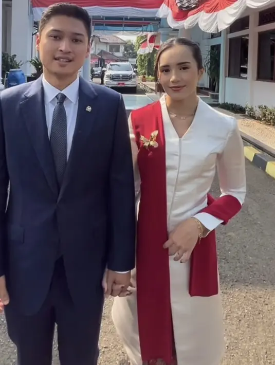 Pada kesempatan ini Beby terlihat bersanding dengan suami yang memakai jas bernuansa navy. [Foto: Instagram/ Beby Tsabina]