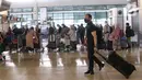 Calon penumpang berada di Terminal 3 Bandara Internasional Soekarno Hatta, Banten, Selasa (1/3/2022). Mulai hari ini pemerintah memberlakukan aturan karantina selama tiga hari bagi Pelaku Perjalanan Luar Negeri (PPLN) yang sudah memperoleh vaksinasi lengkap dan booster. (Liputan6.com/Angga Yuniar)