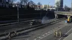 Tentara Ukraina berjalan di dekat puing-puing truk militer yang terbakar di sebuah jalan di Kyiv, Ukraina, Sabtu (26/2/2022). Pasukan Rusia menyerbu ke arah ibukota Ukraina Sabtu, dan pertempuran jalanan pecah saat pejabat kota mendesak penduduk untuk berlindung. (AP Photo/Efrem Lukatsky)