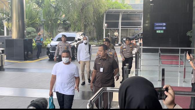 Pakai Masker dan Bawa Tas Jinjing, Begini Penampakan Gubernur Riau Saat Tiba di KPK