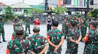 Para komandan rayon militer (Danramil) serta staf koramil, di bawah wilayah Komando Distrik Militer (Kodim) 0611/Garut, tengah mendapatkan materi teknologi informasi multimedia. (Liputan6.com/Jayadi Supriadin)