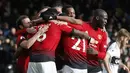 Para pemain Manchester United merayakan gol yang dicetak Paul Pogba ke gawang Fulham pada laga Premier League di Stadion Craven Cottage, London, Sabtu (9/2). Fulham kalah 0-3 dari MU. (AFP/Ian Kington)