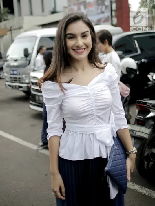 Aktris Irish Bella tersenyum saat difoto di kawasan Jakarta, Selasa (3/4). Irish Bella mulai terbuka soal hubungannya dengan Giorgino Abraham. Irish mengungkapkan alasan bahwa ia dan Gino seperti yin dan yang. (Liputan6.com/Faizal Fanani)