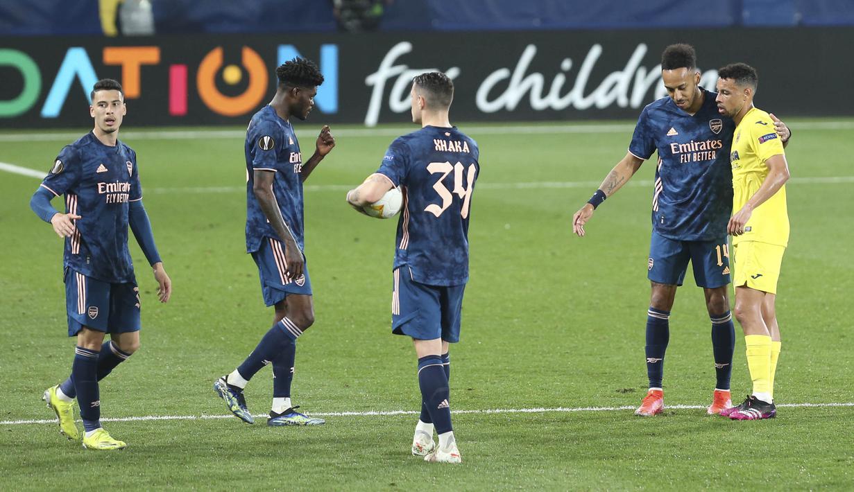 Para pemain tampak lesu usai ditaklukkan pada laga Liga Europa di Stadion Ceramica, Jumat (30/4/2021). Villareal menang dengan skor 2-1. (AP/Alberto Saiz)