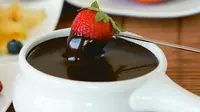 Mudah Membuat Chocolate Fondue dengan Selai Coklat