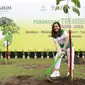 Tasya Kamila bersama Djarum Trees For Life melakukan penanaman Trembesi Tol Trans Jawa di Sidoarjo, Jawa Timur, Rabu (5/12/2018)