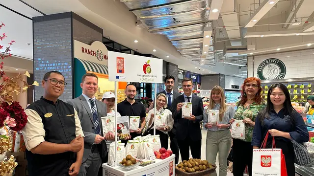 Acara peluncuran promosi apel Polandia dan kiwi Yunani lewat program "Garden of Europe" di salah satu supermarket Jakarta, Kamis (6/2/2025). (Liputan6.com/Benedikta Miranti)