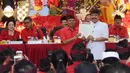 I Wayan Koster dan Tjokorda Oka Arthadan menunjukkan surat rekomendasi usai ditetapkan di Jakarta, Sabtu (11/11). PDIP mengusung I Wayan Koster dan Tjokorda Oka Arthadan di Pilgub Bali 2018. (Liputan6.com/Helmi Fithriansyah)