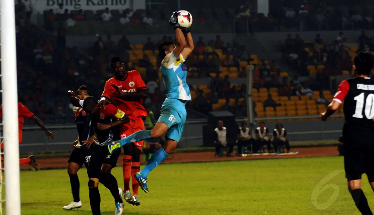 Penjaga gawang Persijap Jepara, Dedy Hariyanto harus melompat menahan bola yang mengarah ke Boakay Eddie Foday (Persija) saat berlaga di stadion GBK Jakarta, (26/5/2014). (Liputan6.com/Helmi Fithriansyah)