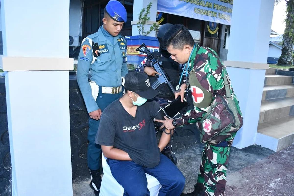 FOTO: TNI AL Gagalkan Penyelundupan Ribuan Kosmetik Ilegal di Perbatasan Sebatik