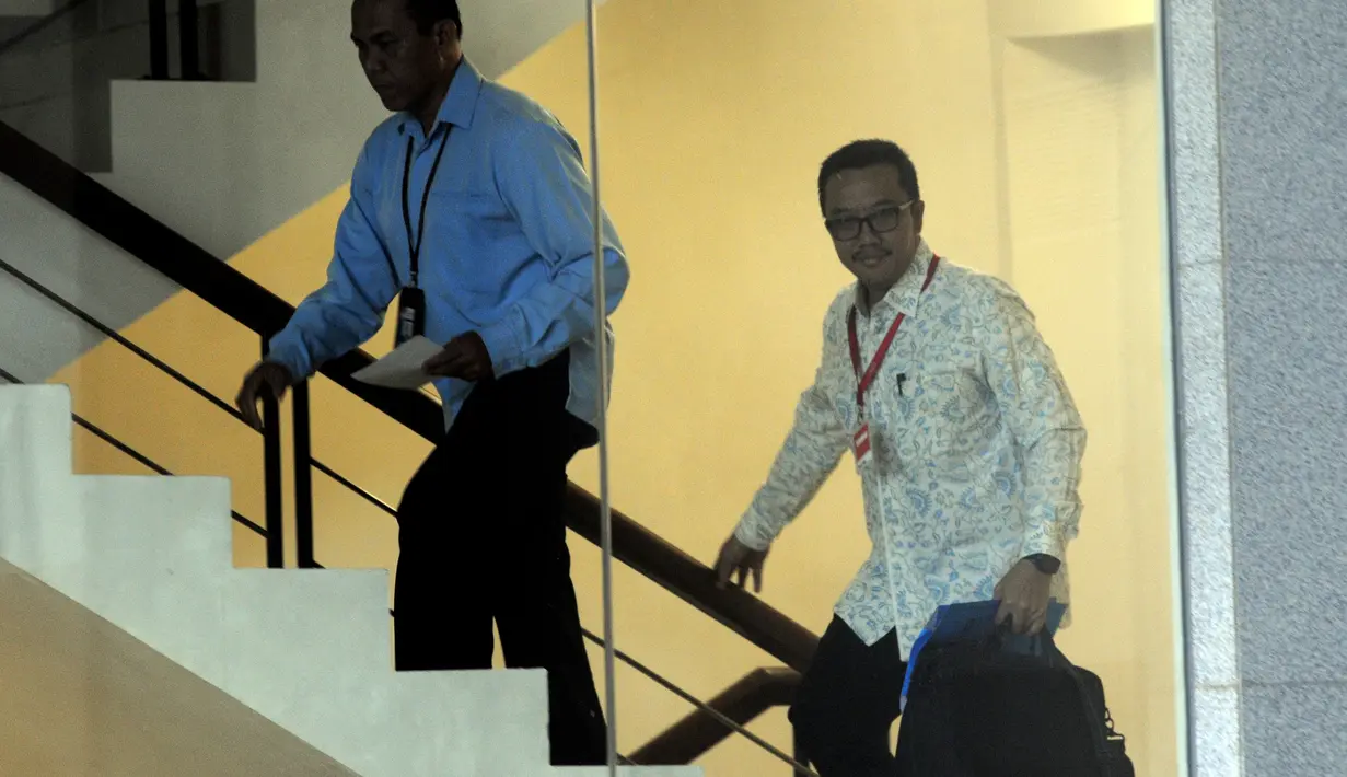 Menpora Imam Nahrawi, menaiki tangga saat tiba di Gedung KPK, Jakarta, Kamis (24/1). Dirinya diperiksa sebagai saksi untuk tersangka Sekjen KONI, Ending Hamidy, terkait suap dana hibah dari Kemenpora ke KONI. (Merdeka.com/Dwi Narwoko)