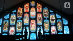 Umat Katolik membawa wayang yang akan dijadikan ornamen dekorasi Natal di Gereja Santo Barnabas, Tangerang Selatan, Banten, Kamis (23/12/2021). Sejumlah gereja di Indonesia mulai melakukan persiapan dan pemasangan dekorasi untuk menyambut misa dan perayaan Natal 2021. (merdeka.com/Arie Basuki)