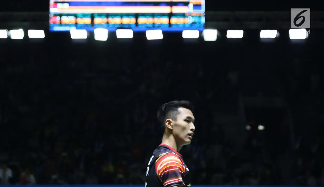 Pebulu tangkis tunggal putra Indonesia, Jonatan Christie saat melawan Hans Kristian Solberg Vittinghus (Denmark) di babak 16 besar Indonesia Open 2019 di Istora Senayan, Jakarta, Kamis (18/7/2019). Jonatan unggul 22-20, 21-13. (Liputan6.com/Helmi Fithriansyah)
