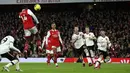 Pemain Arsenal, Eddie Nketiah mencetak gol pembuka timnya ke gawang Manchester United pada laga lanjutan Liga Inggris 2022/2023 yang berlangsung di Emirates Satdium, London, Minggu (23/01/2023). Arsenal berhasil menang dengan skor 3-2 atas Manchester United. (AP Photo/Ian Walton)