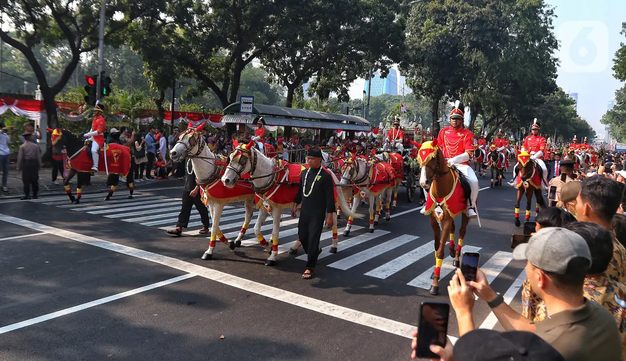 Kirab budaya dimulai dengan Kepala Sekretariat Presiden Heru Budi Hartono mengambil duplikat bendera Merah Putih dan naskah teks proklamasi di ruang Kemerdekaan Monas lalu menyerahkannya kepada petugas pasukan kirab. (Liputan6.com/Angga Yuniar)