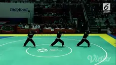 Tim silat putri Indonesia, Pramudita Yutistya, Lutfi Nurhasanan, dan Gina Tri Lestari merebut medali emas di kelas seni regu putri cabang olahraga pencak silat Asian Games 2018, Rabu (29/8).