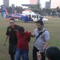 Napi Lapas Cirebon berinisial SF tiba di Lapangan Bhayangkara, Jakarta Selatan, Senin (3/8/2015) (Liputan6.com/Hanz Jimenez Salim)