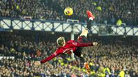 Pemain MU, Alejandro Garnacho, melakukan tendangan salto yang membuahkan gol pertama dalam pertandingan lanjutan Liga Inggris 2023/2024 melawan tuan rumah Everton yang berlangsung di Goodison Park Stadium, Liverpool, Senin (27/11/2023) dini hari WIB. (AP Photo/Jon Super)
