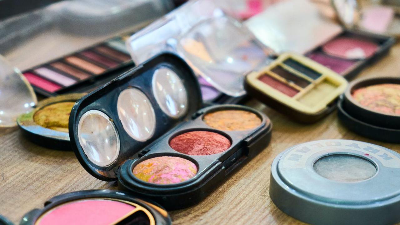 Tampil Memukau Dengan Eyeshadow Berwarna Merah, Siapa Takut!