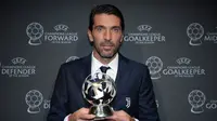 Gianluigi Buffon meraih gelar kiper terbaik Eropa untuk musim 2016-17. (doc. UEFA)