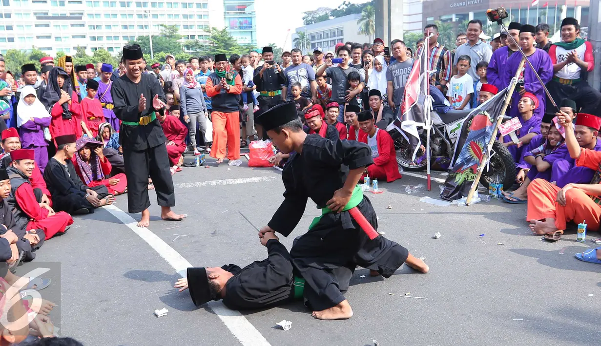 Sekitar 1000 pendekar memadati Bundaran HI untuk merayakan Lebaran Pendekar Betawi 2016, Jakarta, Minggu (7/8). Kegiatan diisi dengan sejumlah aksi pencak silat oleh beberapa pendekar. (Liputan6.com/Angga Yuniar)