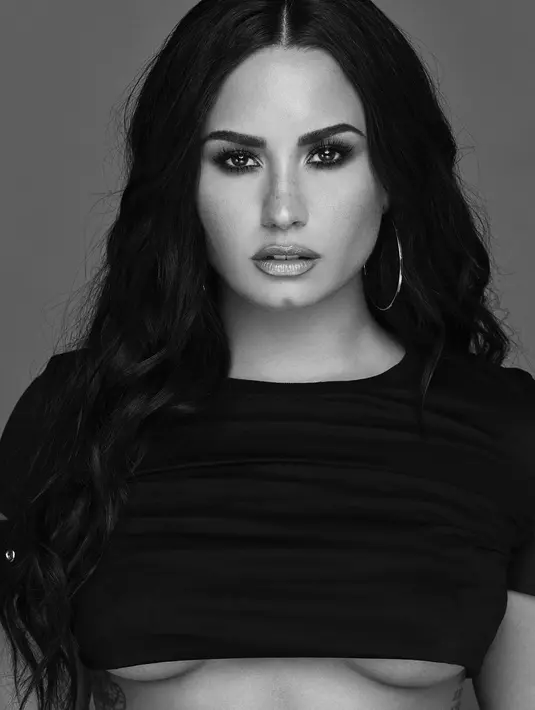 "Aku miliki banyak sekali pengalaman dan aku tak pernah membicarakan itu sebelumnya," lanjut Demi. (instagram/ddlovato)