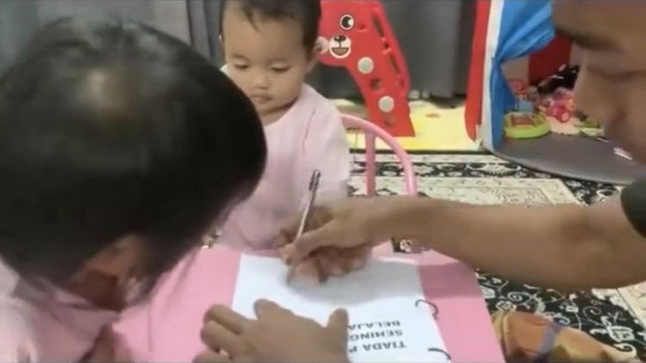 Bantu Anak Kedua Tanda Tangan