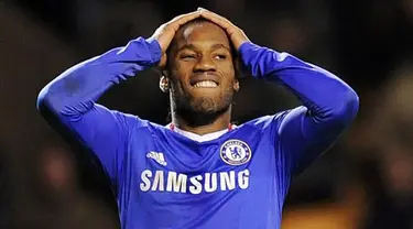 Striker Chelsea Didier Drogba meratapi kekalahan timnya yang ditekuk Wolverhampton Wanderers 0-1 dalam lanjutan Liga Premier di Molineux Stadium, 5 Januari 2011. AFP PHOTO/CARL DE SOUZA