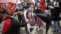 Pengunjuk rasa menendang poster bergambar Presiden Prancis Emmanuel Macron dalam aksi damai di kawasan Sarinah, Jakarta, Senin (2/11/2020). Massa demonstran dari gabungan elemen Islam mengecam pernyataan presiden Emmanuel Macron yang dianggap menghina Islam. (Liputan6.com/Faizal Fanani)