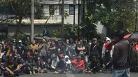 Massa aksi "Rakyat Gugat Negara" mmenggelar unjuk rasa di depan Gedung DPRD Jawa Barat, Kota Bandung. (Liputan6.com/Dikdik Ripaldi)